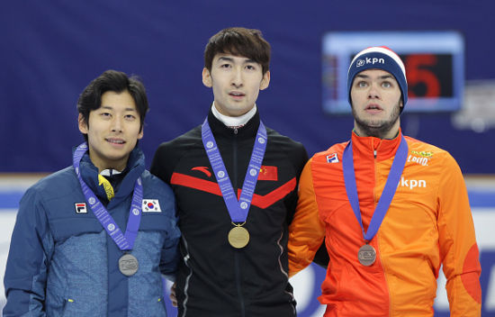 促使他迅速 促使他迅速